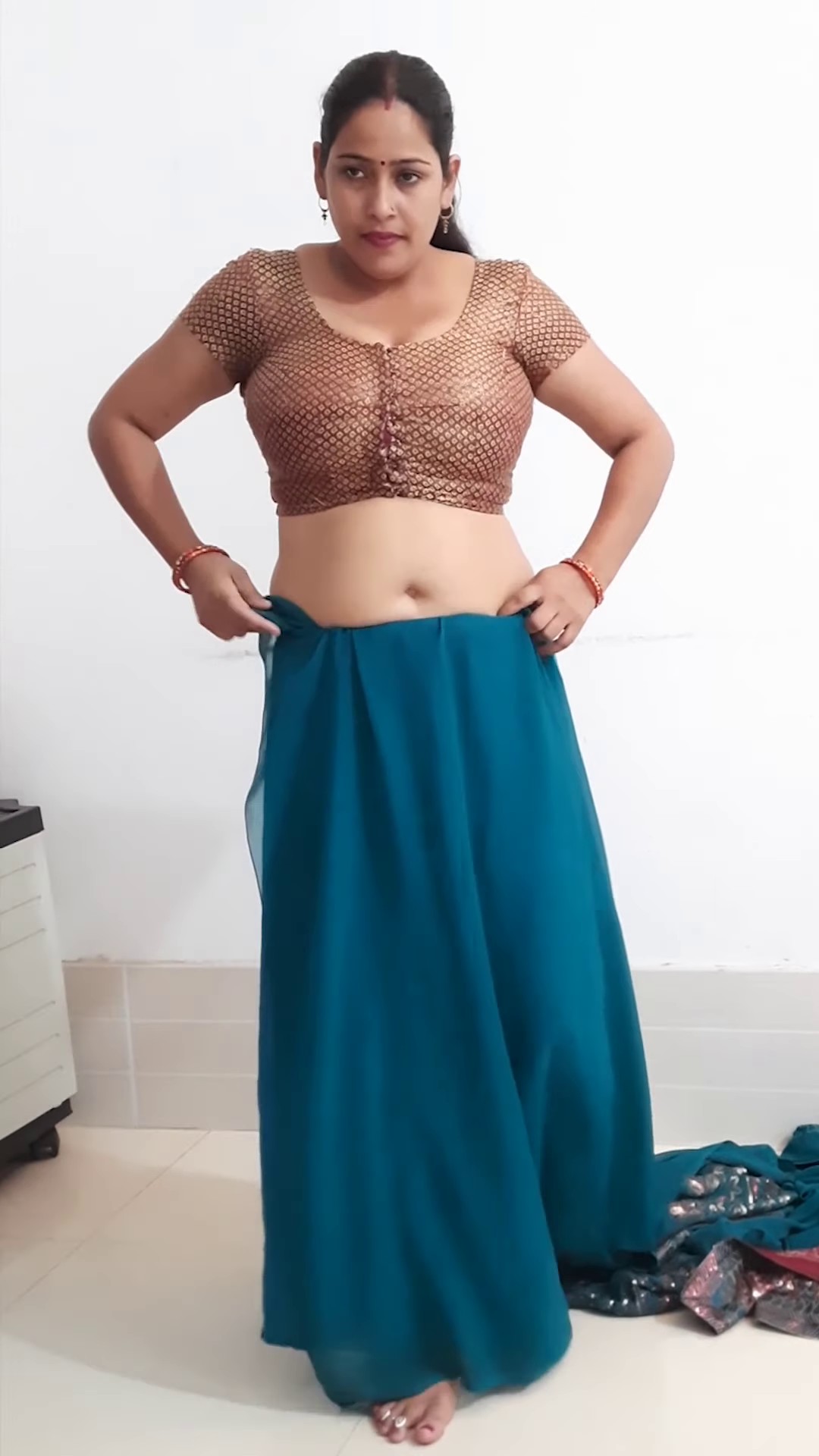 Desi bhabhi Uramila ki big boobs photos - Indian nude